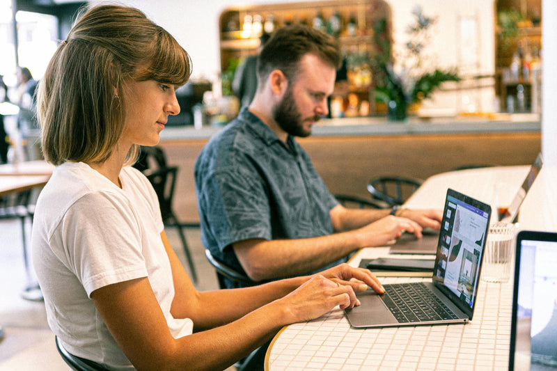 Hitze im Büro und Homeoffice: 12 Tipps für angenehmere Arbeitstage im Sommer