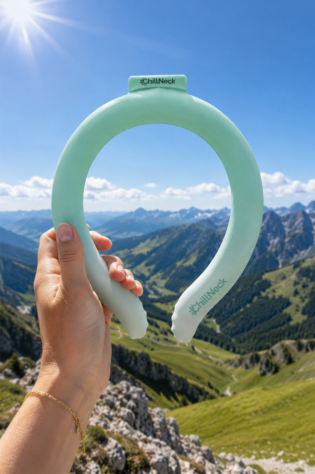 ChillNeck Arctic Mint in der Hand vor Bergpanorama — Kühlring für unterwegs