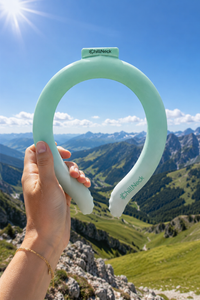 ChillNeck Arctic Mint in der Hand vor Bergpanorama — Kühlring für unterwegs — 4