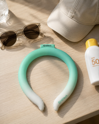 ChillNeck Arctic Mint auf dem Tisch — Nackenkühlring mit 26 °C PCM — 5