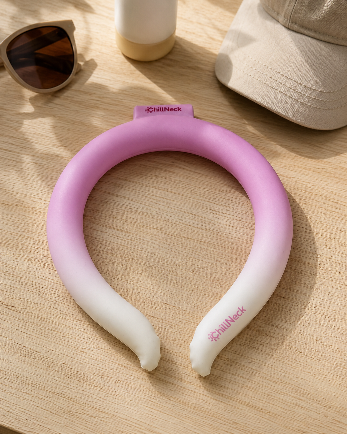ChillNeck Pink Frost auf dem Tisch — Nackenkühlring mit 26 °C PCM