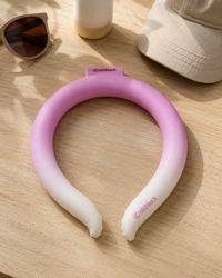 ChillNeck Pink Frost auf dem Tisch — Nackenkühlring mit 26 °C PCM — 4